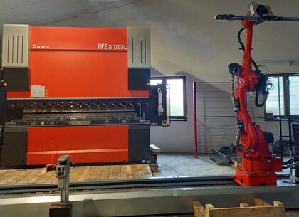 Robotická buňka s ohraňovacím lisem AMADA HFE 3i 1703L